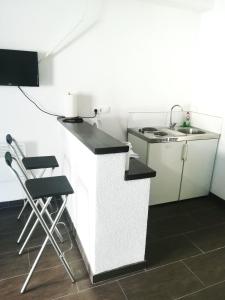 une petite cuisine avec évier et comptoir dans l'établissement River-view studio perfect for travelers, à Metković