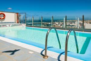 una piscina con vista al mar en Casa Mika Oliastur 25, en Cotillo