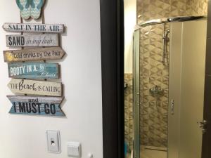 ein Badezimmer mit einem Regal mit Büchern an der Wand in der Unterkunft Sunny Shore Burgas Apartment in Burgas City + 16 Fotos