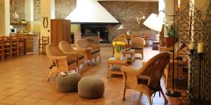 A seating area at Complejo Rural Turimaestrat