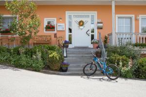 una bicicleta estacionada frente a una casa en Landhotel Eibl en Röhrnbach
