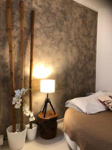 Dormitorio con cama, lámpara y flores en Boncompagni Suite Roma, en Roma