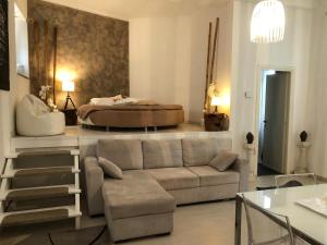 sala de estar con sofá y cama en Boncompagni Suite Roma, en Roma