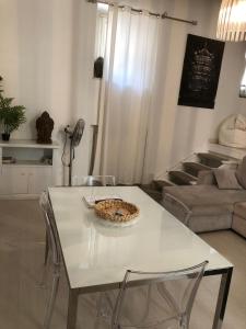 una mesa blanca y sillas en la sala de estar. en Boncompagni Suite Roma, en Roma