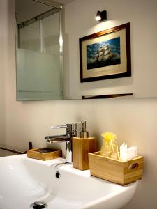 La Casa Di Ago في لاكويلا: حمام مع حوض أبيض ومرآة