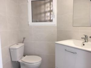 A bathroom at Albir cosy apartment