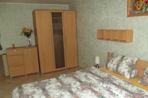 um quarto com uma cama com uma cómoda e um armário em Ferienwohnung Wiesenblick em Burg