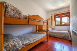 a bedroom with two bunk beds and a window at Casa El Caminero in Rubielos de Mora