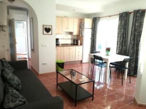 Zdjęcie z galerii obiektu Burriana Holiday Apartments w mieście Nerja