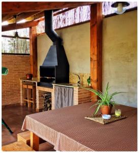 uma grande cozinha com uma mesa e um fogão em El Forn Rural em Montmajor