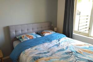 Un pat sau paturi într-o cameră la Accommodatie op boerderij Buitenlust