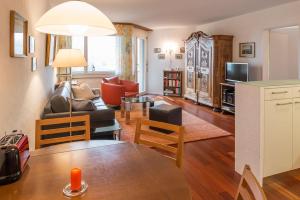 ein Wohnzimmer mit einem Sofa und einem Tisch in der Unterkunft Primavera - 2.5 Zimmerwohnung, 52qm, max 4 Pers, Schwimmbad/Sauna in Flims