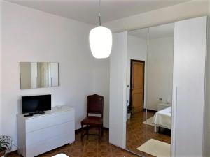 - un salon avec une télévision et un miroir dans l'établissement La Residenza di Bacco, à Cannara