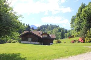 ein Haus auf einem Hügel mit einem grünen Feld in der Unterkunft Bed and Breakfast Cappeler in Tione di Trento