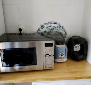 un four micro-ondes installé au-dessus d'un comptoir de cuisine dans l'établissement Mirador de Alcañiz, à Alcañiz