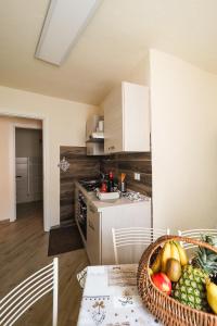 Kuchyň nebo kuchyňský kout v ubytování Rivacanze Apartments