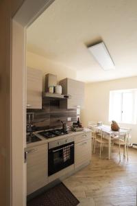 Kuchyň nebo kuchyňský kout v ubytování Rivacanze Apartments