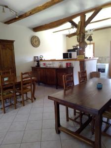 cocina con mesa y sillas en una habitación en Domaine de Pimont, en Yerville
