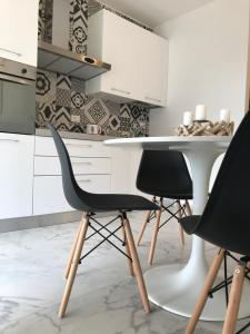A kitchen or kitchenette at Beach apartments Isola d'Elba