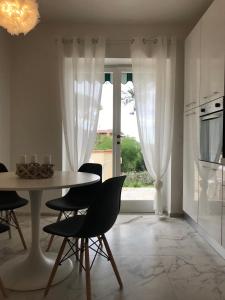 A kitchen or kitchenette at Beach apartments Isola d'Elba