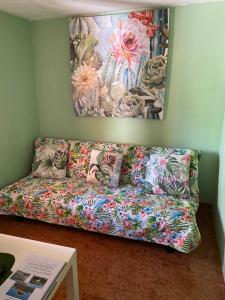 a couch in a living room with a painting on the wall at Estudio en la playa de Calafell. Barcelona in Calafell