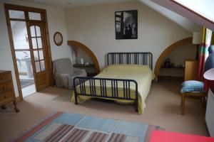 1 dormitorio con 1 cama en una habitación con ático en Period house on seafront, Bangor Co.Down en Bangor