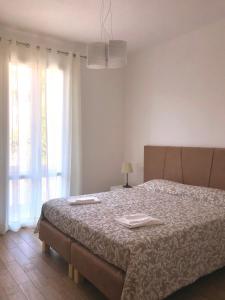 レヴァントにあるMario apartment - Levanto, 5 Terreのベッドルーム(大型ベッド1台、窓付)
