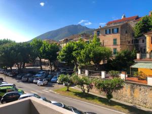 une rue de la ville avec des voitures garées dans un parking dans l'établissement Mario apartment - Levanto, 5 Terre, à Levanto