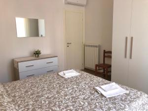- une chambre avec un lit et 2 serviettes dans l'établissement Mario apartment - Levanto, 5 Terre, à Levanto
