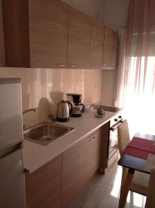 una cucina con lavandino e piano di lavoro di HILI RESORT LUXURIOUS SEASIDE APARTMENT a Alexandroupoli