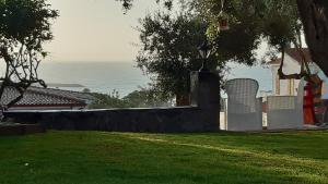 una vista sull'oceano da un cortile con un lampione di SweetHouse Pula a Porto Columbu - Perdʼe Sali