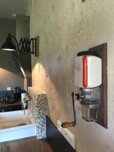 uma máquina de café na parede de uma cozinha em Riparenna em Rivarennes