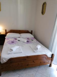 ein Schlafzimmer mit einem Bett mit Handtüchern darauf in der Unterkunft NEW PANORAMA STUDIOS in Paralio Astros