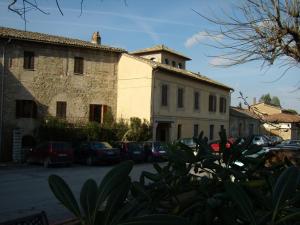 CannaraにあるAntica Dimora delle Acqueの駐車場車の入った建物