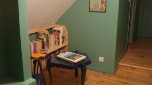 une table avec des livres dans une pièce dans l'établissement Les Gallerands, à Bessais-le-Fromental