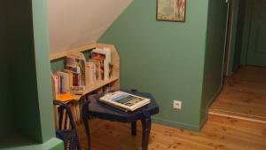 una mesa con libros en ella en una habitación en Les Gallerands, en Bessais-le-Fromental