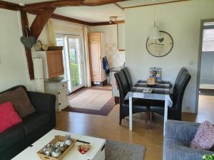 a living room with a table and a couch at B&B Schoonloo - boerderij appartementen in Schoonloo