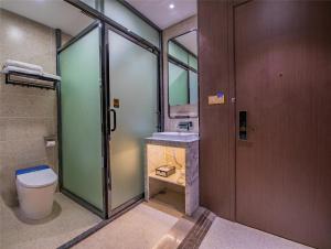 Un baño de 7Days Inn Shen Tech Park Subway Station Wanxiang Tiandi Branch 13 fotos más