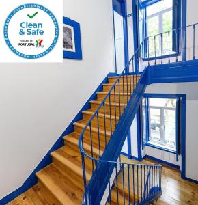niebieska klatka schodowa w budynku z napisem, który jest czysty i bezpieczny w obiekcie Help Yourself Hostels - Parede w mieście Parede