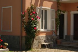 budynek z ławką i kwiatami w obiekcie Il Melo Antico - appartamenti in villa d'epoca nel cuore del Monferrato w mieście Acqui Terme