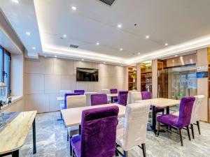 una sala conferenze con tavoli e sedie viola di Lavande Hotel Tianjin Joy City Gulou Subway Station a Tianjin