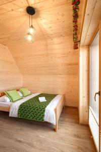 Katil atau katil-katil dalam bilik di Domki Sówka