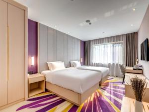 Tempat tidur dalam kamar di Lavande Hotel Tianjin Joy City Gulou Subway Station