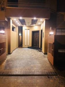 un couloir vide du bâtiment la nuit dans l'établissement Independent Full House Dha 6 Lahore, à Lahore