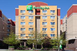 un edificio alto con un letrero de posada en él en Holiday Inn Seattle DWTN Lake Union, an IHG Hotel, en Seattle