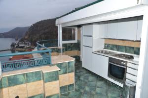 una cocina en la cubierta de un barco en Rooms and Apartaments De Niro en Trpejca