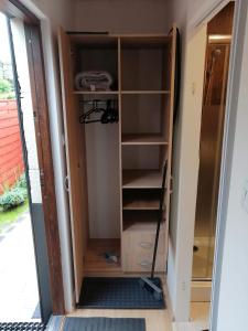 グダニスクにあるApartament Antonio 3 Gdańskのモップ付きのクローゼットのある部屋