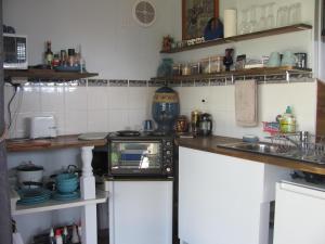 een keuken met een magnetron op een aanrecht bij Bower's Hideout in Kandos