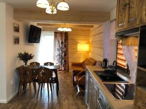 Kuchyňa alebo kuchynka v ubytovaní Apartamenty Willa Szafran z widokiem na góry