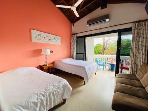 Hotel Mar Rey房間的床